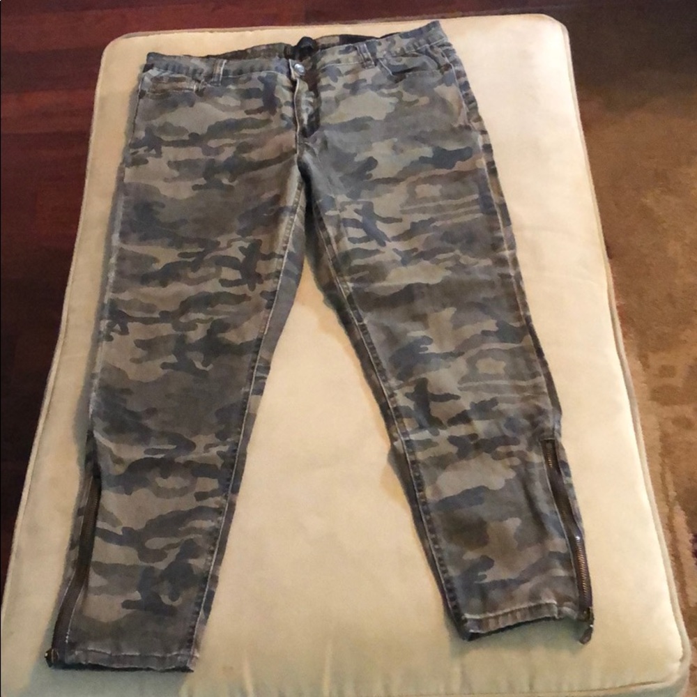 Size 12 Buffalo Camo Skinny Pants.